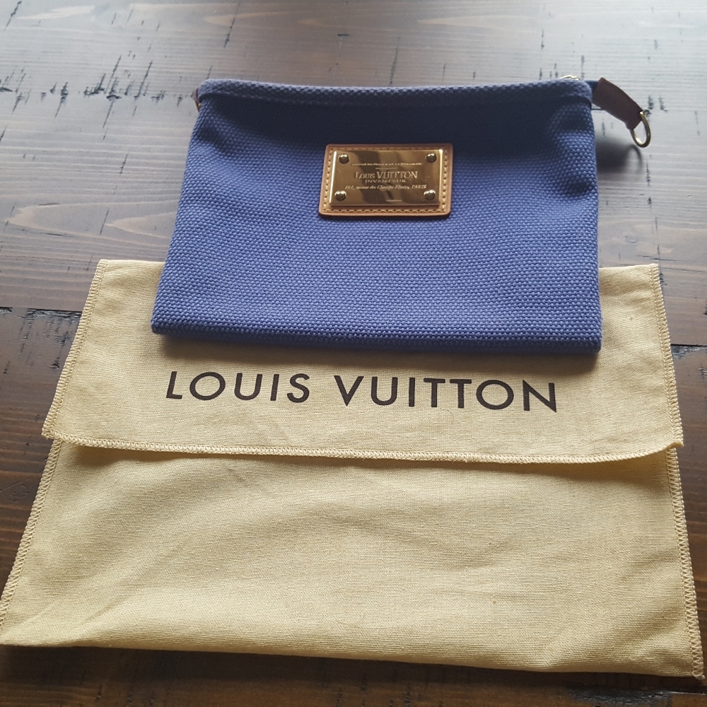 •Sold• Auth Louis Vuitton Antigua Pochette PM